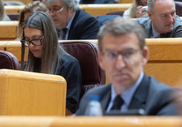 Archivo - La portavoz de Junts en el Congreso, Miriam Nogueras (i), y el líder del PP, Alberto Núñez Feijóo (d) durante la sesión extraordinaria del Congreso, en el Palacio del Senado, a 18 de enero de 2024, en Madrid (España).