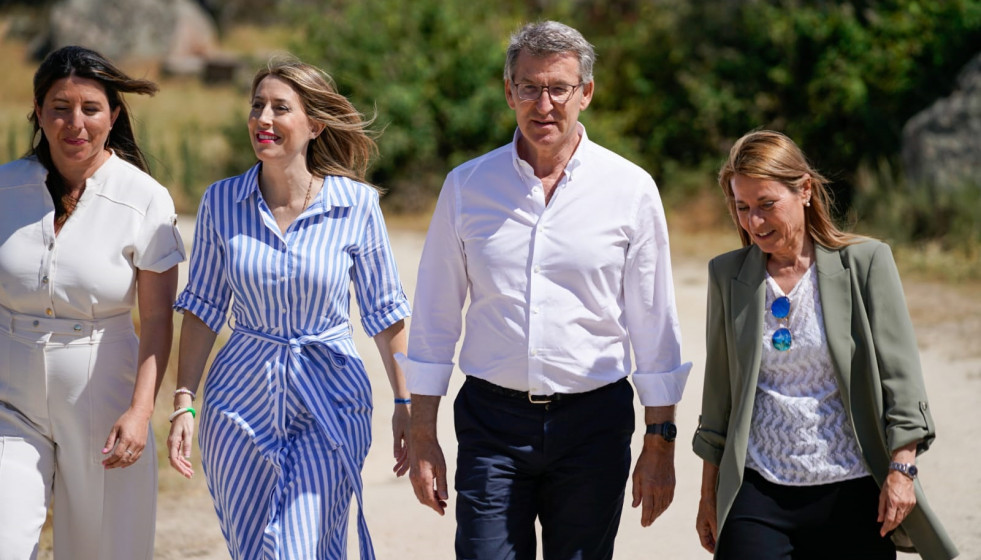Archivo - El presidente nacional del PP, Alberto Núñez Feijóo, junto a la presidenta del PP extremeño, María Guardiola, la candidata al Parlamento Europeo Elena Nevado, y la alcaldesa de Torremoc