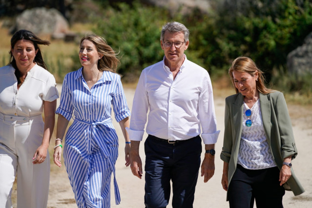 Archivo - El presidente nacional del PP, Alberto Núñez Feijóo, junto a la presidenta del PP extremeño, María Guardiola, la candidata al Parlamento Europeo Elena Nevado, y la alcaldesa de Torremocha, Isabel Palomino.
