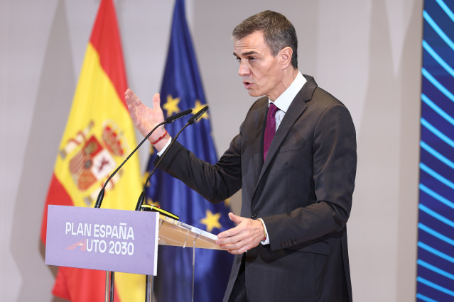 El presidente del Gobierno, Pedro Sánchez, interviene durante la clausura del acto de presentación del Plan España Auto 2030, en el Ministerio de Industria y Turismo, a 3 de diciembre de 2025, en Madrid (España).