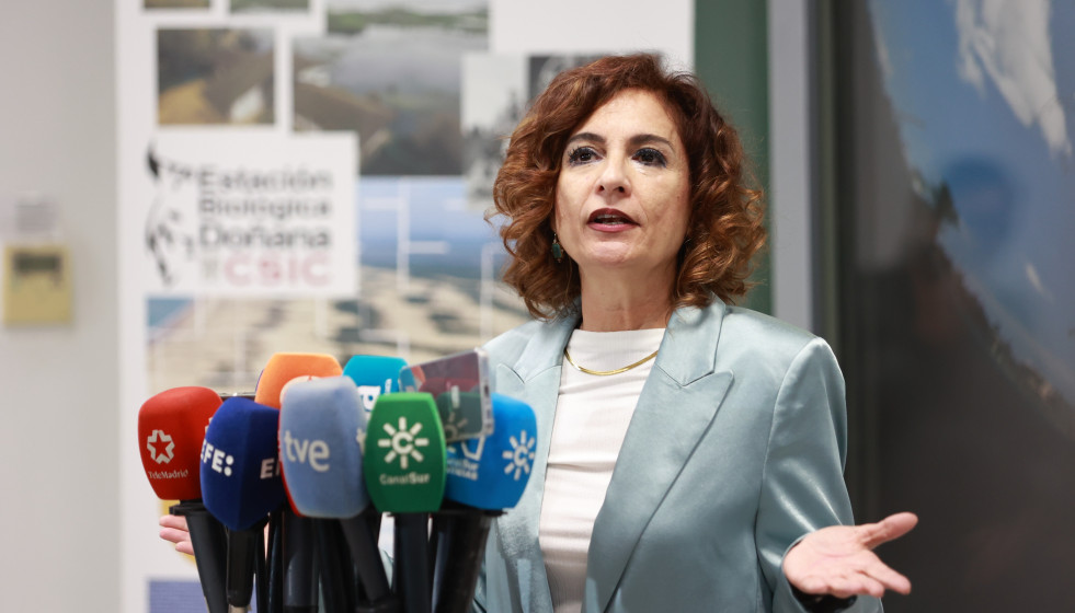La vicepresidenta primera del Gobierno y ministra de Hacienda, María Jesús Montero, atiende a los medios antes de visitar la Estación Biológica de Doñana (EBD), perteneciente al Consejo Superior 