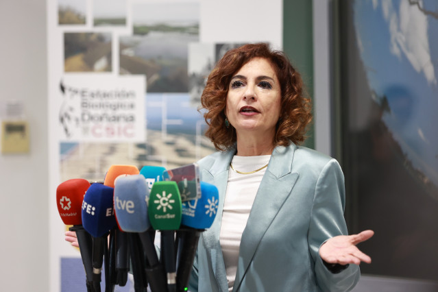 La vicepresidenta primera del Gobierno y ministra de Hacienda, María Jesús Montero, atiende a los medios antes de visitar la Estación Biológica de Doñana (EBD), perteneciente al Consejo Superior de Investigaciones Científicas (CSIC). En la Estación Biológ