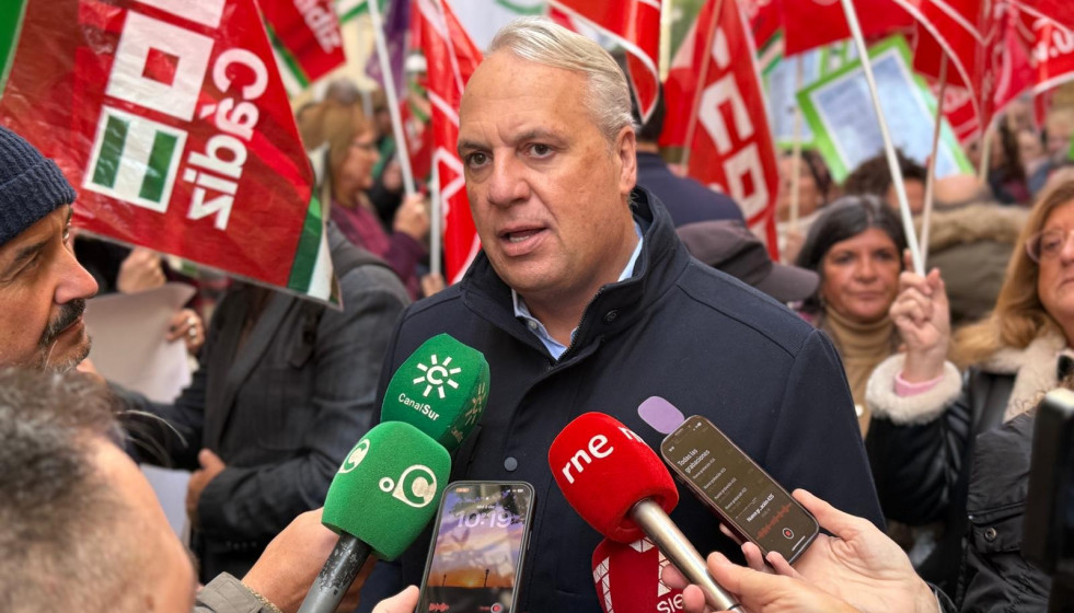 El alcalde de San Roque y secretario general del PSOE de Cádiz, Juan Carlos Ruiz Boix, atiende a los medios en una manifestación en Cádiz.