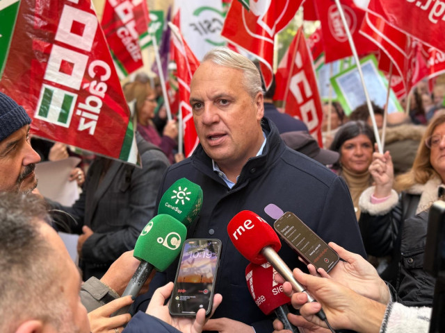 El alcalde de San Roque y secretario general del PSOE de Cádiz, Juan Carlos Ruiz Boix, atiende a los medios en una manifestación en Cádiz.