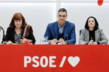 La presidenta del PSOE, Cristina Narbona, el presidente del Gobierno, Pedro Sánchez, y la secretaria de Organización del PSOE, Rebeca Torró Soler