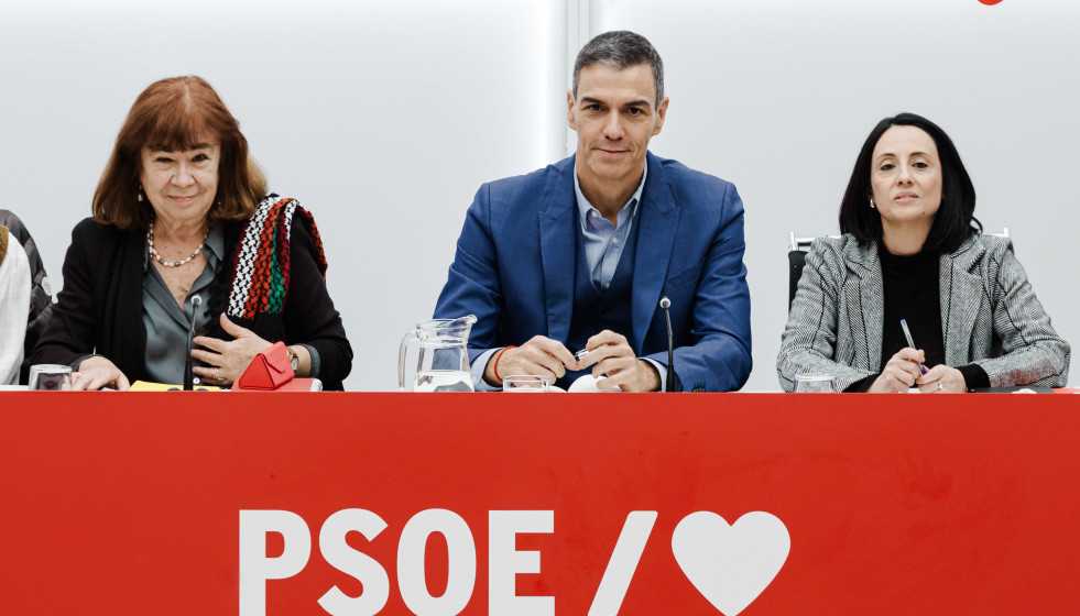 La presidenta del PSOE, Cristina Narbona, el presidente del Gobierno, Pedro Sánchez, y la secretaria de Organización del PSOE, Rebeca Torró Soler