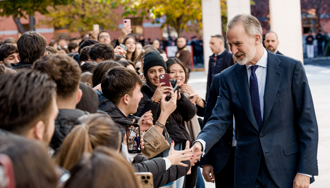 El Rey Felipe VI durante la clausura de la jornada sobre el papel de la corona en el proceso democratizador español, en la Universidad Rey Juan Carlos
