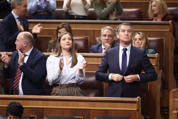 El secretario general del PP, Miguel Tellado, la portavoz del PP en el Congreso, Ester Muñoz, y el presidente del PP, Alberto Núñez Feijóo, durante una sesión de control al Gobierno, en el Congre