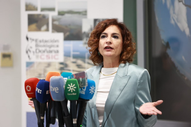 La vicepresidenta primera del Gobierno y ministra de Hacienda, María Jesús Montero, atiende a los medios en una visita a la Estación Biológica de Doñana, en Sevilla.