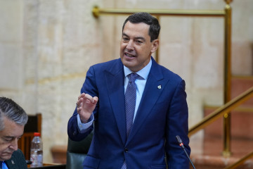 El presidente de la Junta de Andalucía, Juanma Moreno, responde a las preguntas de los grupos políticos en la sesión de control al Gobierno del Parlamento de Andalucía. A 3 de diciembre de 2025