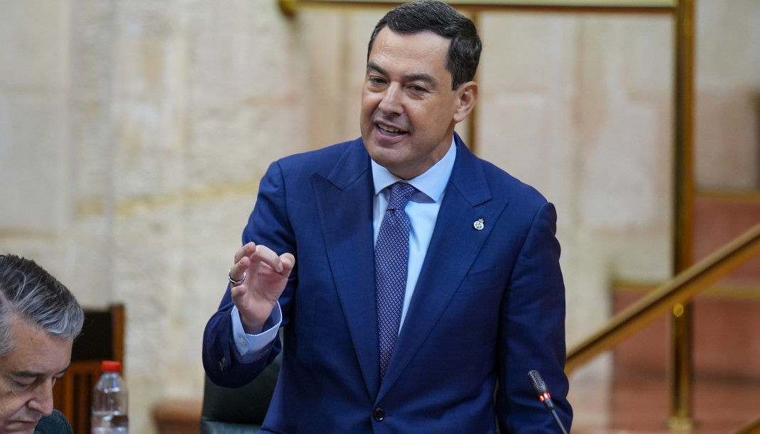 El presidente de la Junta de Andalucía, Juanma Moreno, responde a las preguntas de los grupos políticos en la sesión de control al Gobierno del Parlamento de Andalucía. A 3 de diciembre de 2025