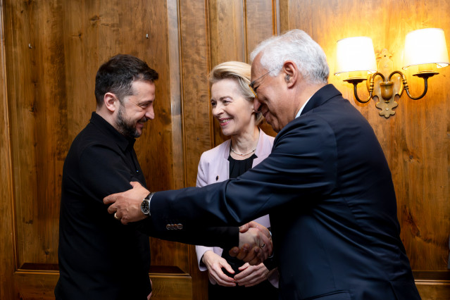 Archivo - El presidente de Ucrania, Volodimir Zelenski, bromea con la presidenta de la Comisión Europea, Ursula von der Leyen, y el presidente del Consejo Europeo, António Costa, en una reunión de líderes en Munich (Alemania).
