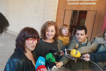 La presidenta del Congreso, Francina Armengol, y la presidenta de la AVL, Verònica Cantó, atiende a los medios con motivo del convenio entre ambas instituciones