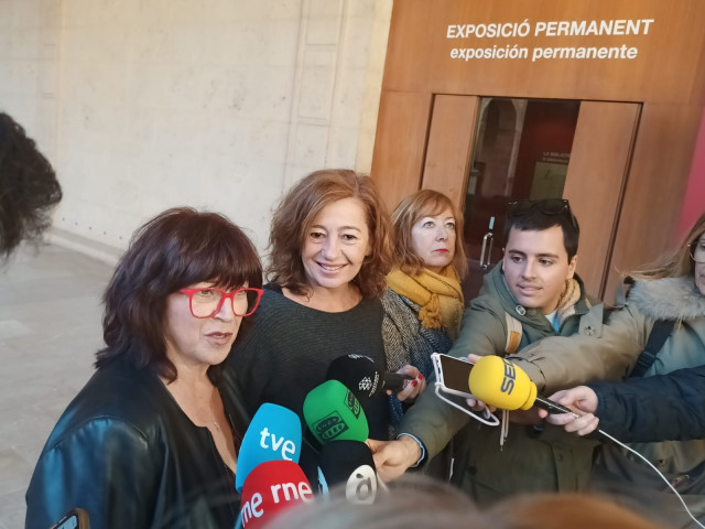 La presidenta del Congreso, Francina Armengol, y la presidenta de la AVL, Verònica Cantó, atiende a los medios con motivo del convenio entre ambas instituciones