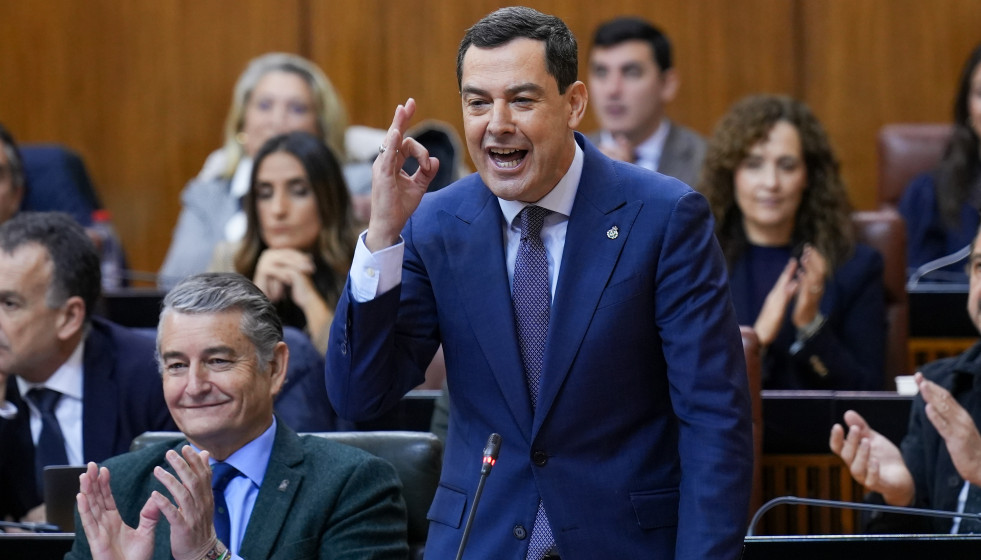 El presidente de la Junta de Andalucía, Juanma Moreno, responde a las preguntas de los grupos políticos en la sesión de control al Gobierno del Parlamento de Andalucía. A 3 de diciembre de 2025