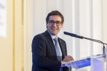 Archivo - El vicepresidente ejecutivo de Prosperidad y Estrategia Industrial de la Comisión Europea, Stéphane Séjourn, participa en un desayuno informativo de Fórum Europa, a 2 de octubre de 2025,