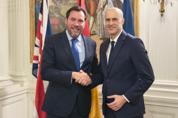 El ministro de Transportes y Movilidad Sostenible, Óscar Puente, con el presidente del consejo de la Organización Marítima Internacional, Víctor Jiménez