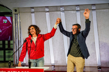 El candidato del PSOE a la Presidencia de la Junta de Extremadura, Miguel Ángel Gallardo, y la ministra María Jesús Montero en un acto de precampaña del 21D en Almendralejo (Badajoz)