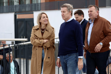El presidente del PP, Alberto Núñez Feijóo (c), la presidenta del PP de Extremadura, María Guardiola (i), y el  alcalde de Lobón, Roberto Romero (d), a 16 de noviembre de 2025, en Lobón, Badajoz