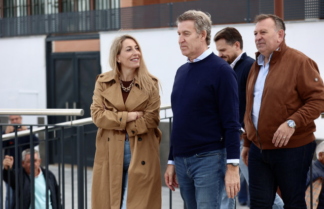 El presidente del PP, Alberto Núñez Feijóo (c), la presidenta del PP de Extremadura, María Guardiola (i), y el  alcalde de Lobón, Roberto Romero (d), a 16 de noviembre de 2025, en Lobón, Badajoz, Extremadura (España).