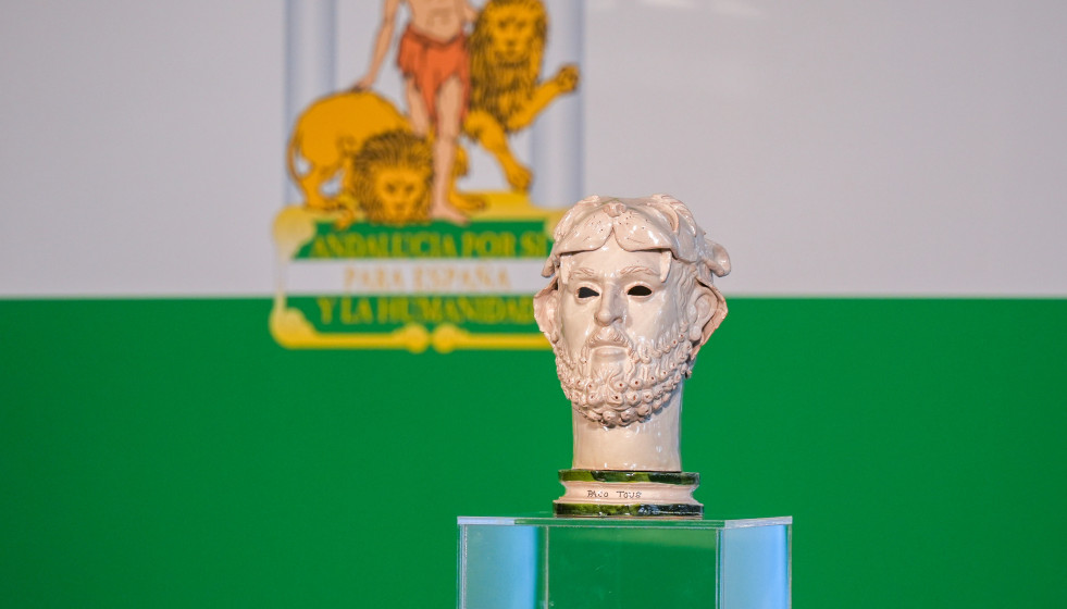 Archivo - Detalle del galardón y la bandera durante el acto institucional del Día de la Bandera de Andalucía (4 de diciembre de 2024)