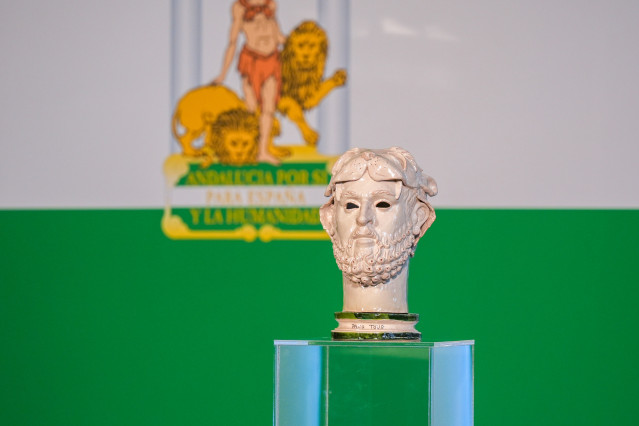 Archivo - Detalle del galardón y la bandera durante el acto institucional del Día de la Bandera de Andalucía (4 de diciembre de 2024)