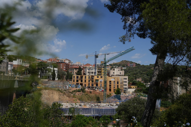 Archivo - Construcción de un edificio sostenible en Vallcarca, a 31 de julio de 2025, en Barcelona, Catalunya (España).