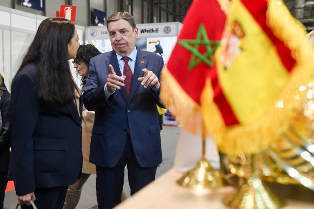 Archivo - La embajadora de Marruecos en España, Karima Benyaich y el ministro de Agricultura, Pesca y Alimentación, Luis Planas, visitan el Salón Gourmets, en Ifema Madrid,