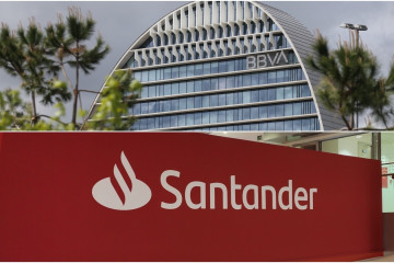 Archivo - Logos de BBVA y Banco Santander