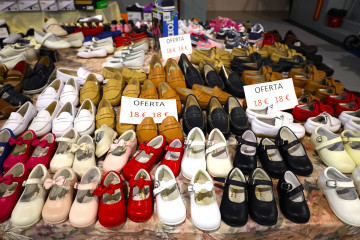 Archivo - Varios pares de zapatos en oferta, en la VIII Feria del Stock de Bolaños de Calatrava, en Bolaños de Calatrava, Ciudad Real, Castilla La-Mancha (España)