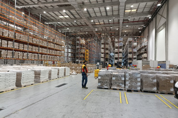 Archivo - Centro logístico de DHL en Dubái especializado en vehículos eléctricos