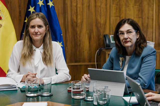 Archivo - La vicepresidenta del Gobierno y ministra para la Transición Ecológica y el Reto Demográfico, Sara Aagesen (i) y la presidenta de la Comisión Nacional de los Mercados y la Competencia (CNMC), Cani Fernández, durante una reunión en la sede del Mi