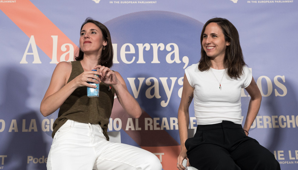 Archivo - La eurodiputada de Podemos Irene Montero (i), y la secretaria general de la formación morada, Ione Belarra (d), durante el acto en el Espacio Próxima Estación, a 19 de junio de 2025, en M