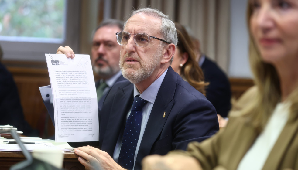 Archivo - El secretario general del Grupo Socialista en el Senado, Alfonso Gil, durante la Comisión de Investigación sobre el 'caso Koldo', en el Senado, a 30 de octubre de 2025, en Madrid (España)
