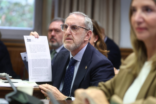Archivo - El secretario general del Grupo Socialista en el Senado, Alfonso Gil, durante la Comisión de Investigación sobre el 'caso Koldo', en el Senado, a 30 de octubre de 2025, en Madrid (España).
