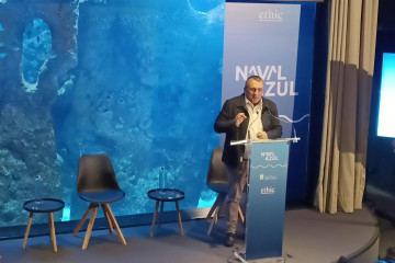 El director adjunto de la fábrica de Indra en Gijón, Julio García Bernardo, interviene en  la jornada 'Naval Azul, la nueva puerta al Atlántico', celebrada en este día en el Bioparc Acuario de Gi