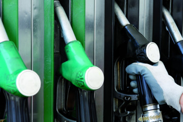 Archivo - Surtidores en una gasolinera