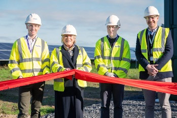 Richard Mackey, director de Ingeniería en Sanofi; la ministra de Estado Mary Butler; Cian O’Brien, director del sitio de Sanofi Irlanda; y John Carty, director comercial de Greenvolt Next Ireland.