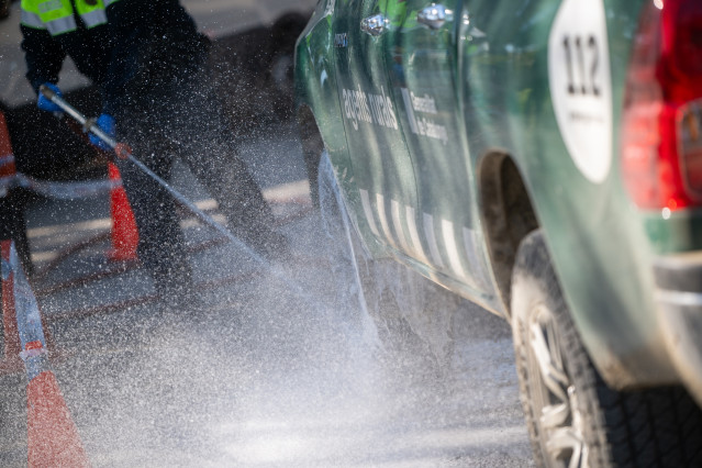 Efectivos de la UME en la zona en cuarentena por la Peste Porcina Africana en Torrefarrussa, a 1 de diciembre de 2025, en Barcelona, Catalunya (España).