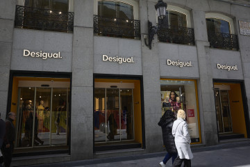 Archivo - Fachada de una tienda de Desigual en Madrid.
