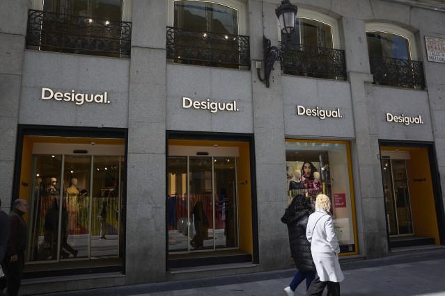 Archivo - Fachada de una tienda de Desigual en Madrid.