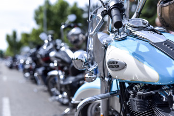 Archivo - Varias motos en Madrid