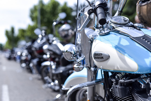 Archivo - Varias motos en Madrid