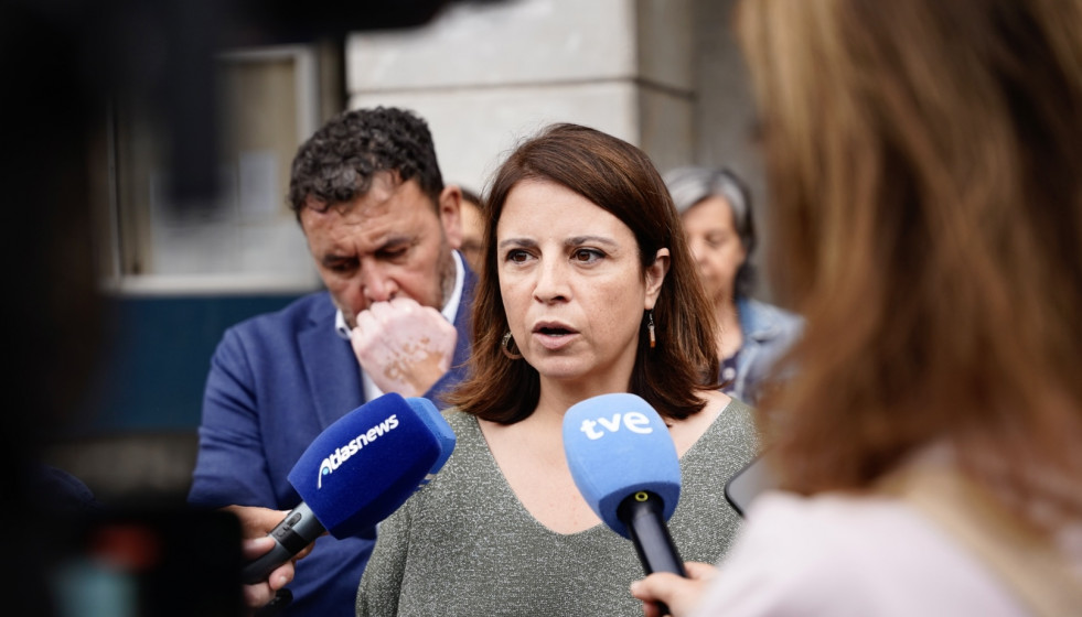 Archivo - La delegada del Gobierno en Asturias, Adriana Lastra,atiende a los medios en una imagen de archivo.