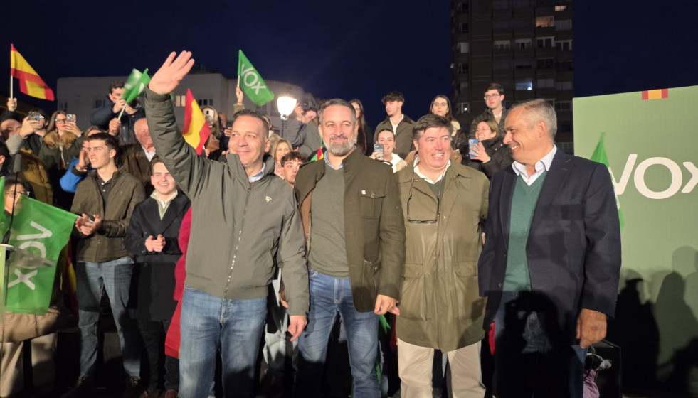 Santiago Abascal, Óscar Fernández Calle y miembros de Vox en un acto público en Badajoz.