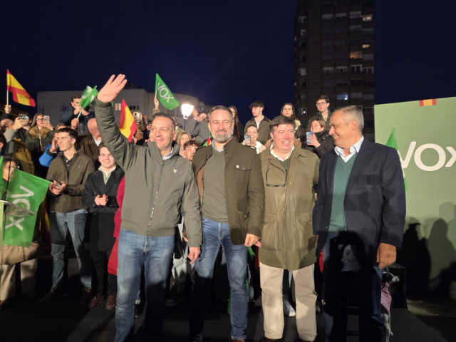 Santiago Abascal, Óscar Fernández Calle y miembros de Vox en un acto público en Badajoz.