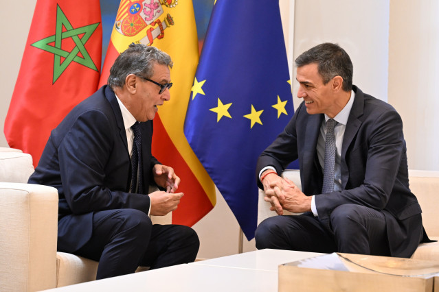 El presidente del Gobierno, Pedro Sánchez (d), y el primer ministro de Marruecos, Aziz Akhannouch (i), durante una reunión, en el Palacio de la Moncloa, a 4 de diciembre de 2025