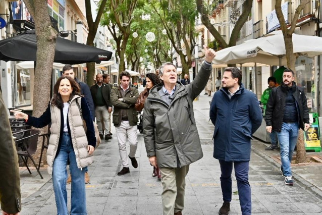 El presidente del PP, Alberto Núñez Feijóo, visita las calles del centro de Don Benito, junto al secretario general del PP de Extremadura, Abel Bautista, y la alcaldesa