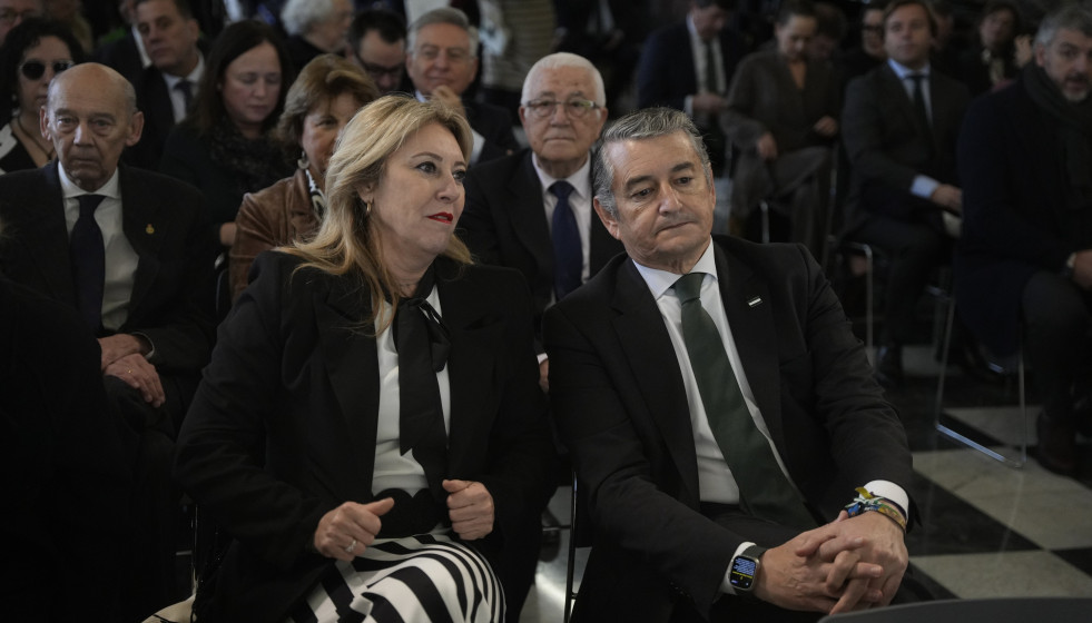 El consejero de Sanidad, Presidencia y Emergencias, Antonio Sanz, junto a consejera de Economía, Hacienda, Fondos Europeos y Diálogo Social y portavoz del Gobierno, Carolina España, asisten al acto