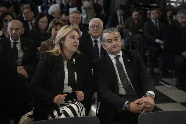 El consejero de Sanidad, Presidencia y Emergencias, Antonio Sanz, junto a consejera de Economía, Hacienda, Fondos Europeos y Diálogo Social y portavoz del Gobierno, Carolina España, asisten al acto institucional del Día de la Bandera, con el que se conmem